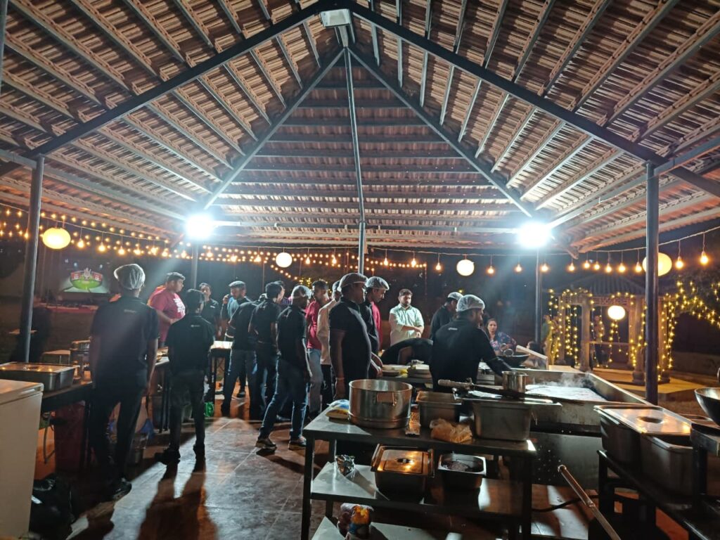 High-capacity buffet arrangement for institutional gathering