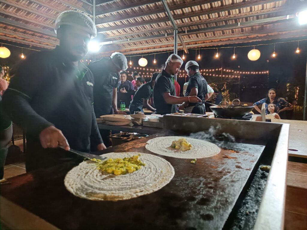 High-capacity buffet arrangement for institutional gathering